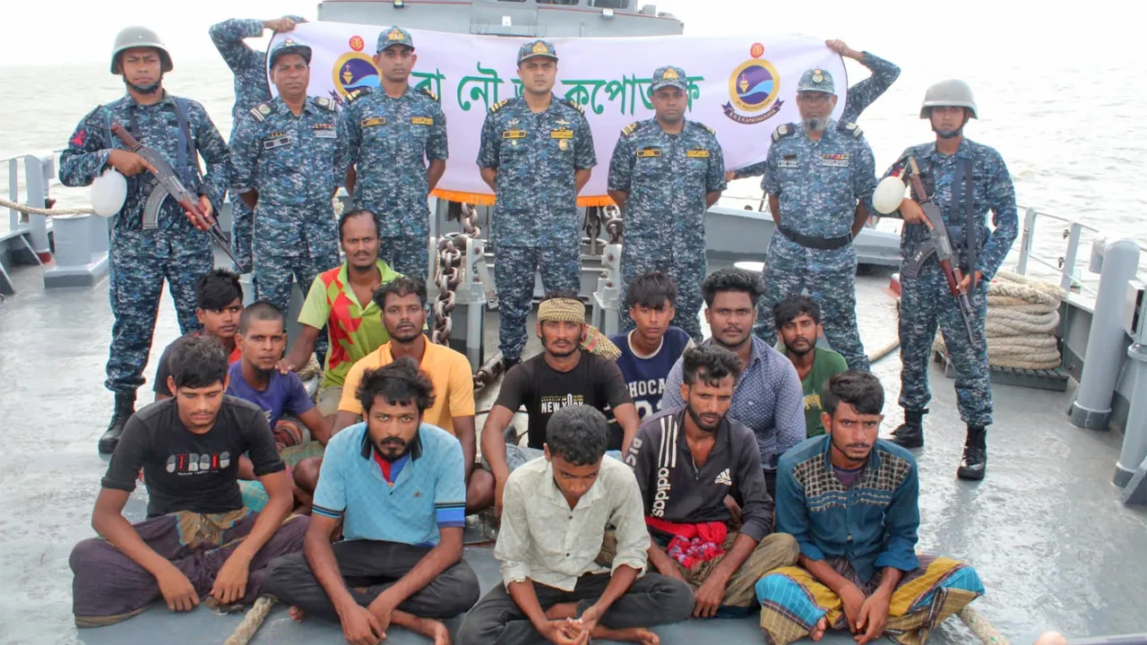 বঙ্গোপসাগরে ইঞ্জিন বিকল বোটসহ ১৬ জেলে উদ্ধার