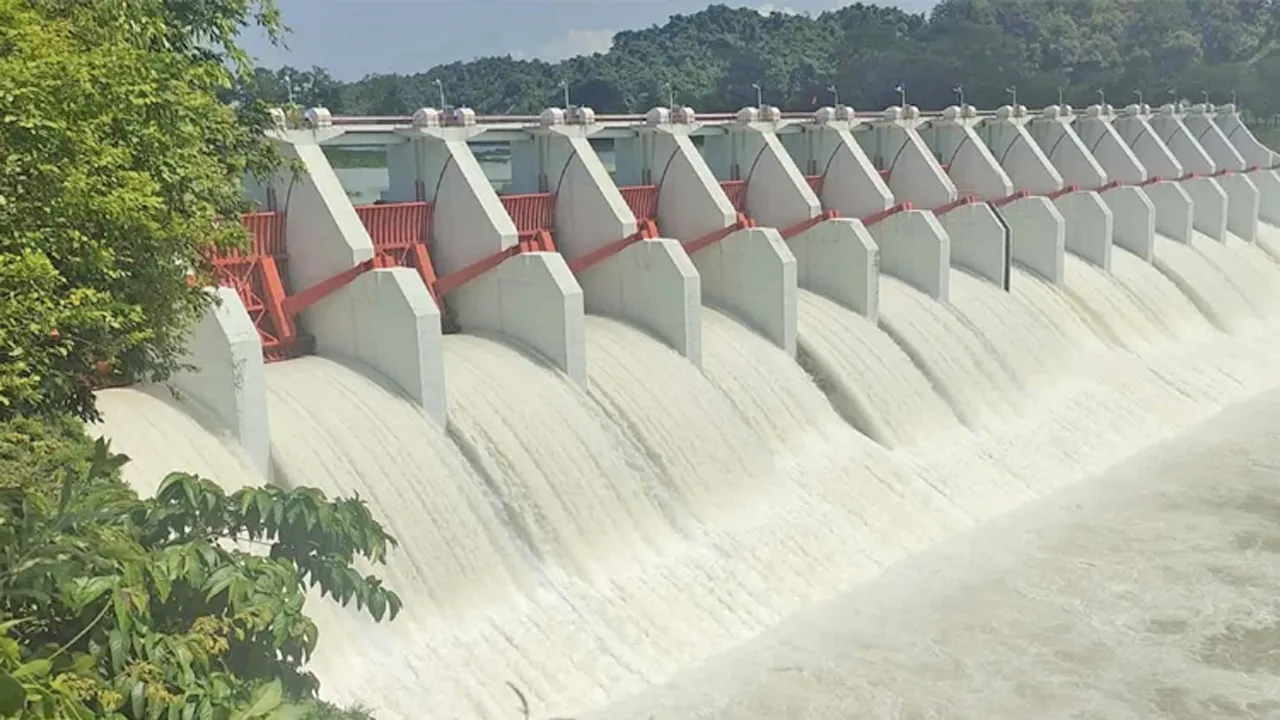 কাপ্তাই বাঁধের জলকপাট দিয়ে পানি ছাড়া হচ্ছে