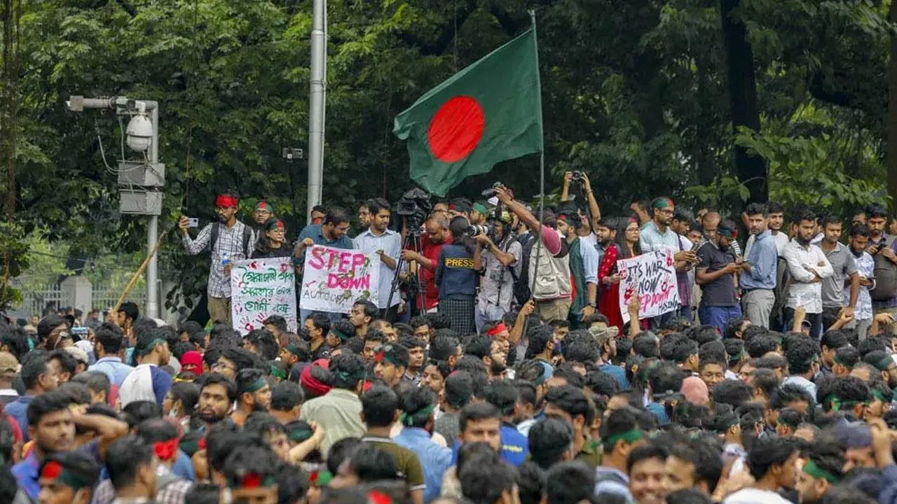 কারফিউ ভেঙে শিক্ষার্থীরা বিক্ষোভ মিছিল ও সড়ক অবরোধ করে