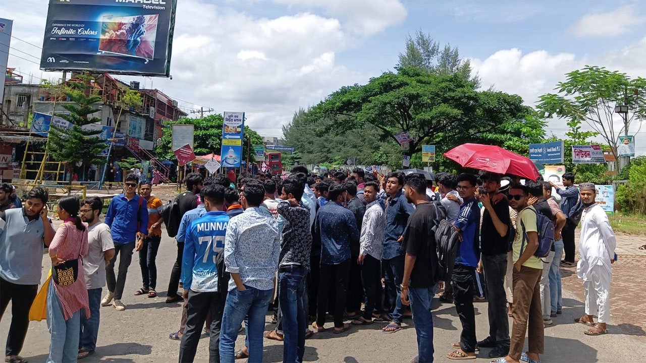 Barisal University students block highway