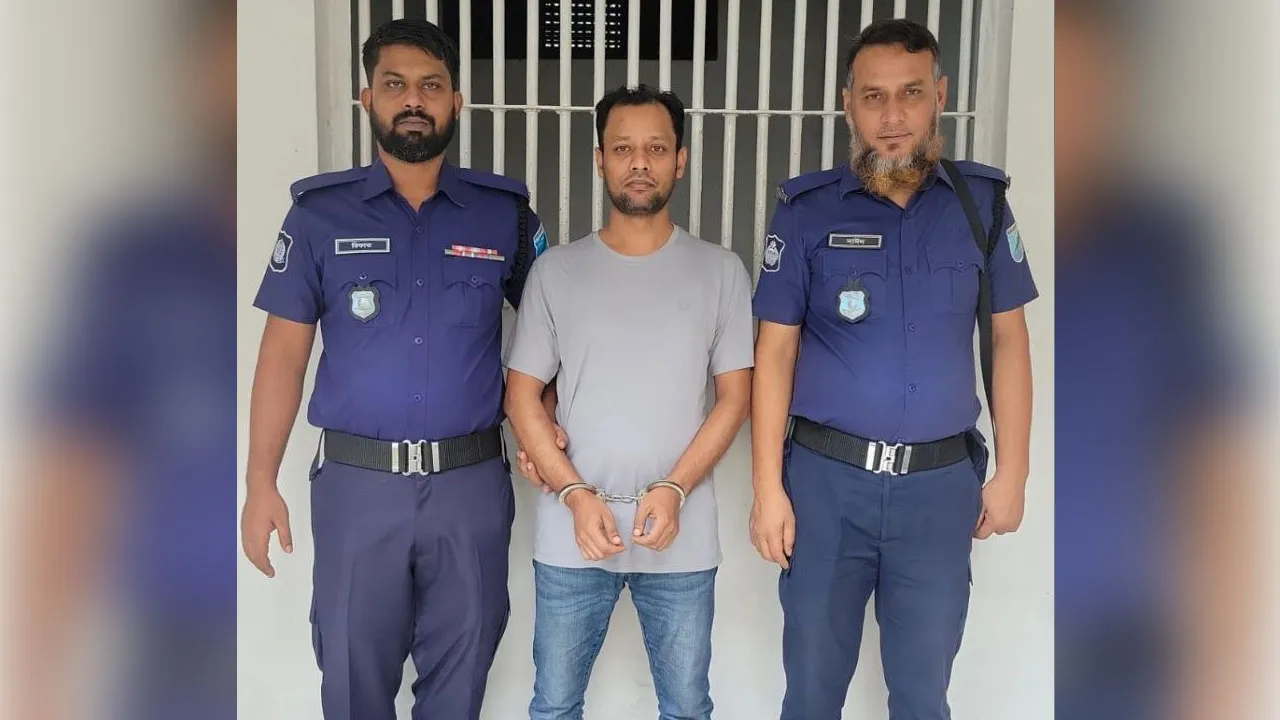 ভ্রুণহত্যার দায়ে পদচ্যুত জাবি শিক্ষক হত্যাচেষ্টা মামলায় গ্রেফতার