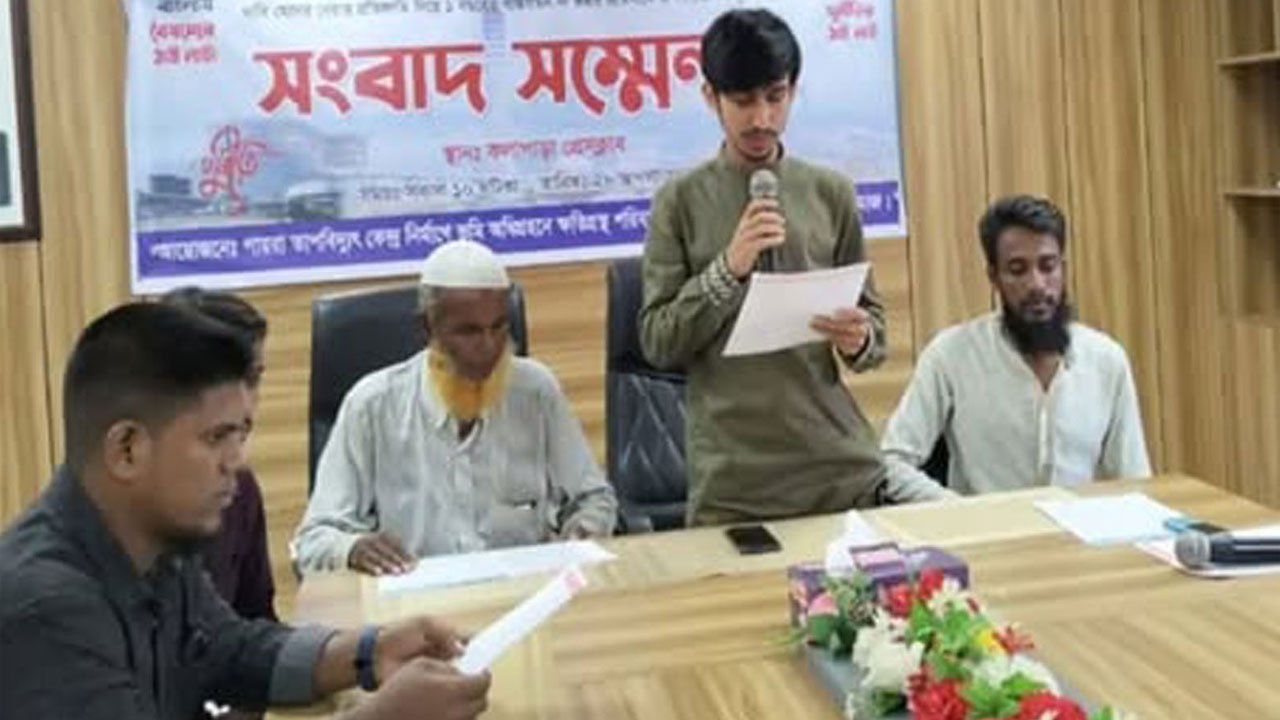A member of the affected family presents his demands at a press conference held at the Kalapara Press Club.