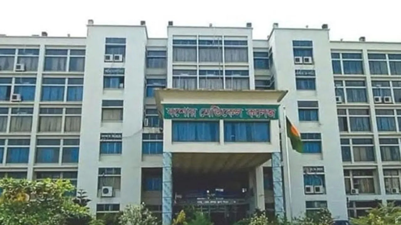 যশোর মেডিক্যাল কলেজে রাজনৈতিক উত্তেজনা : শিক্ষার্থীদের দুই গ্রুপ মুখোমুখি
