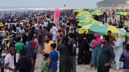 লম্বা ছুটিতে কক্সবাজারে পর্যটকের ঢল, নিরাপত্তা ব্যবস্থায় প্রশাসনের তৎপরতা