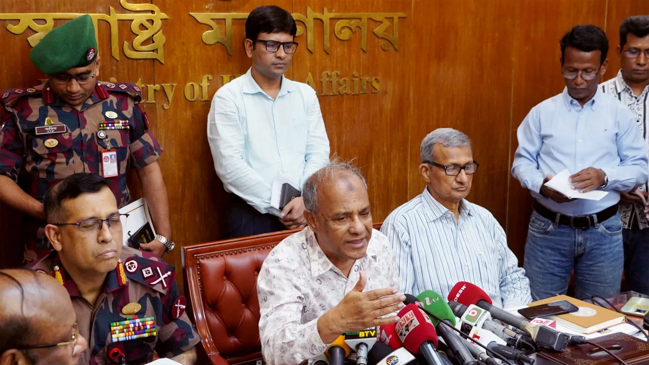 র‌্যাব হবে পুনর্গঠন, পুলিশের হাতে থাকবে না মারণাস্ত্র: স্বরাষ্ট্র উপদেষ্টা
