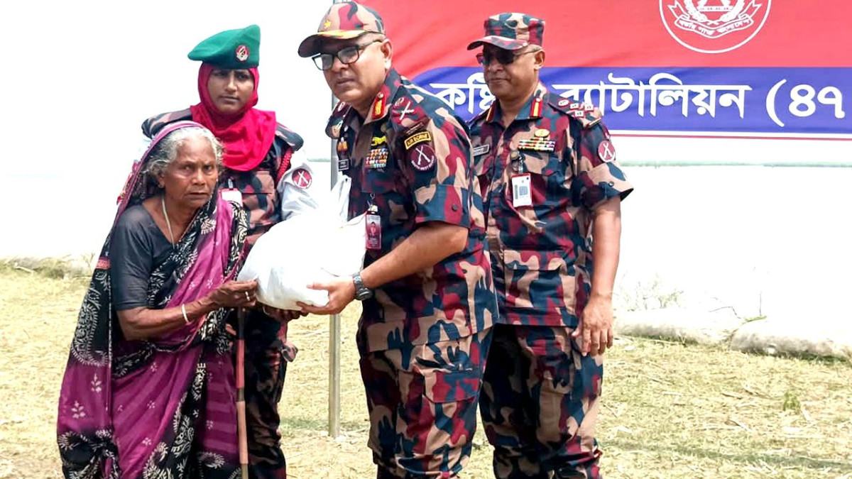 কুষ্টিয়ায় বন্যাকবলিত ৫৫০ পরিবারকে বিজিবির খাদ্য সহায়তা প্রদান
