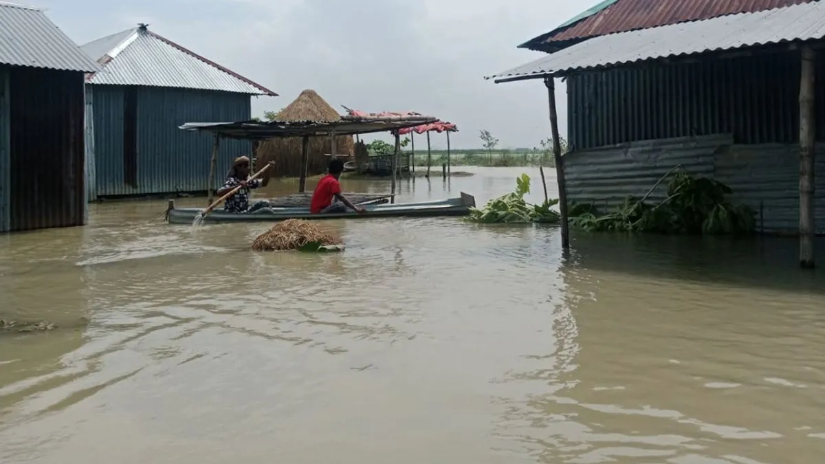 দৌলতপুরে বন্যার পানি কমলেও কাটেনি দুর্ভোগ