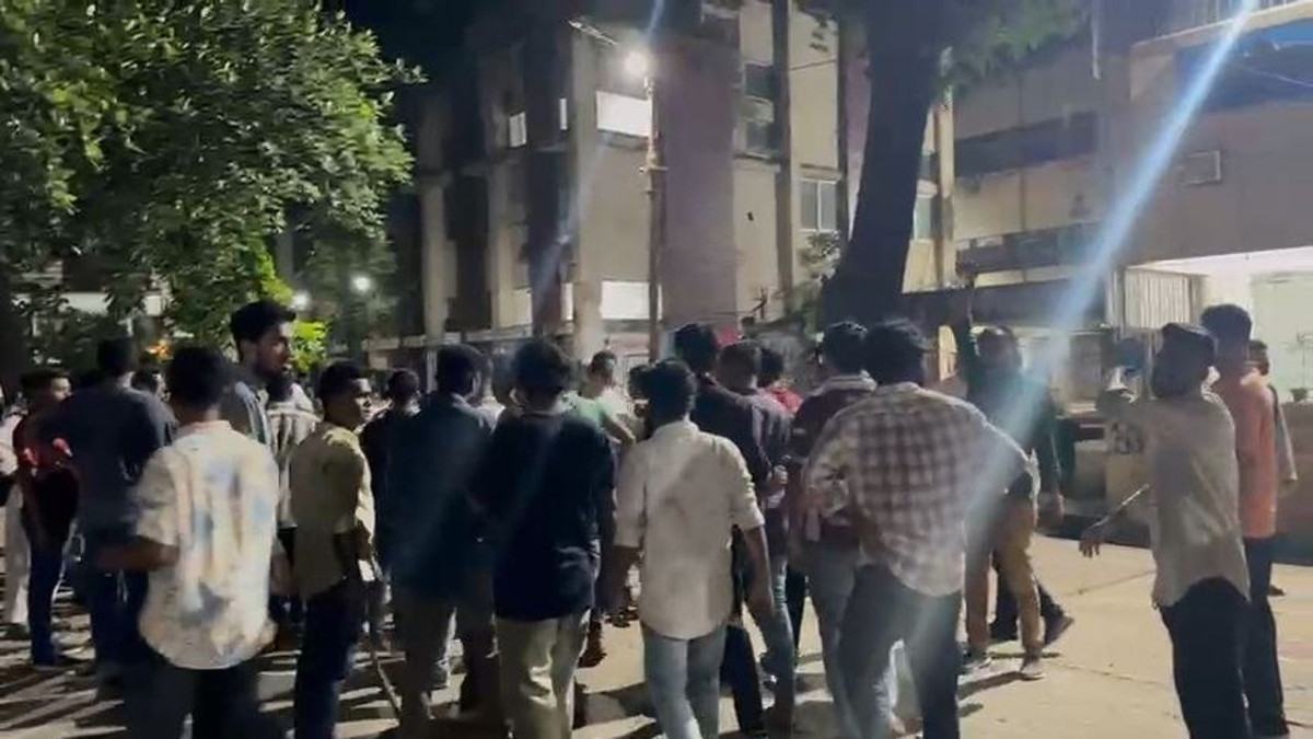 জবিতে কনসার্টে স্টেজে বসা নিয়ে ছাত্রদলের দুপক্ষের সংঘর্ষ, আহত ৩