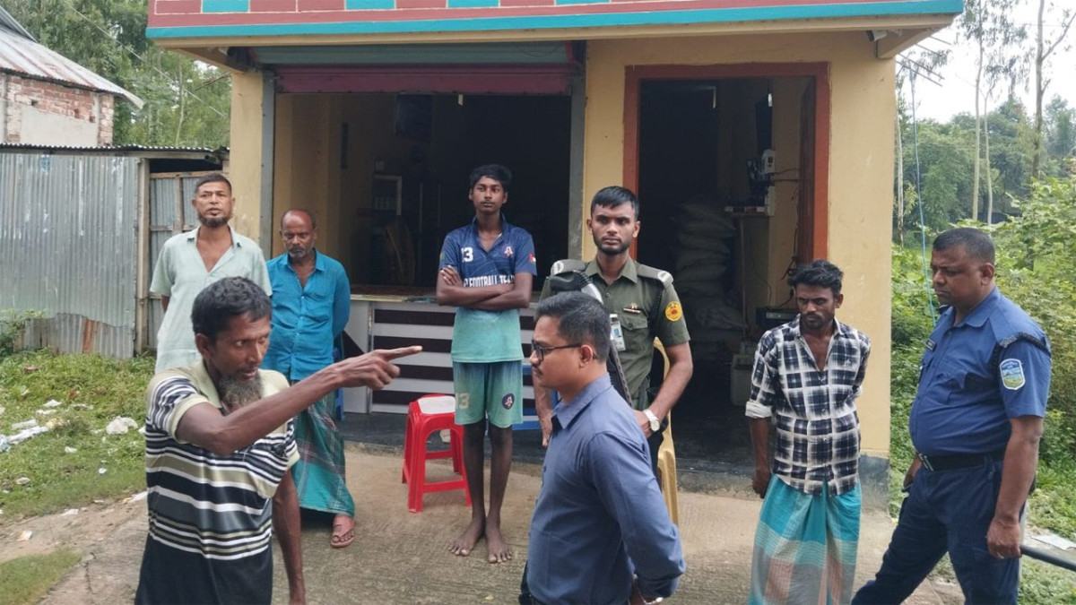 মুক্তাগাছায় শ্রমিক লীগ নেতার দোকান থেকে ৩ টন সার জব্দ