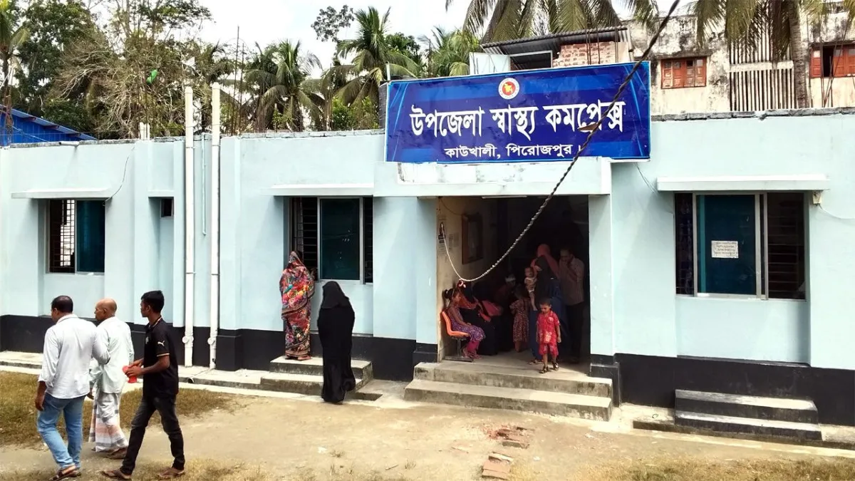 কাউখালী হাসপাতালে শয্যা সঙ্কটে মেঝেতে চিকিৎসা নিচ্ছেন ডেঙ্গু রোগীরা