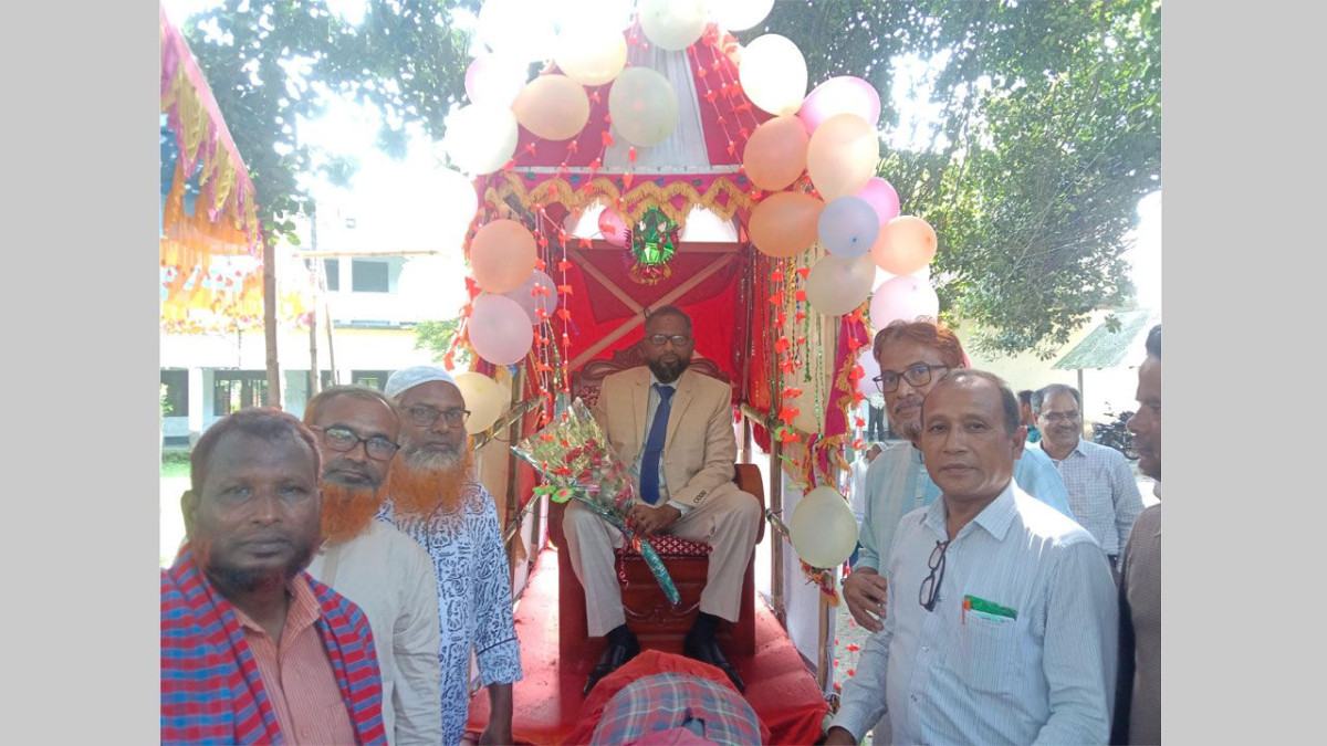 ৩১ বছরের শিক্ষকতা শেষে ভালোবাসায় বিদায় নিলেন তোজাম্মেল হক