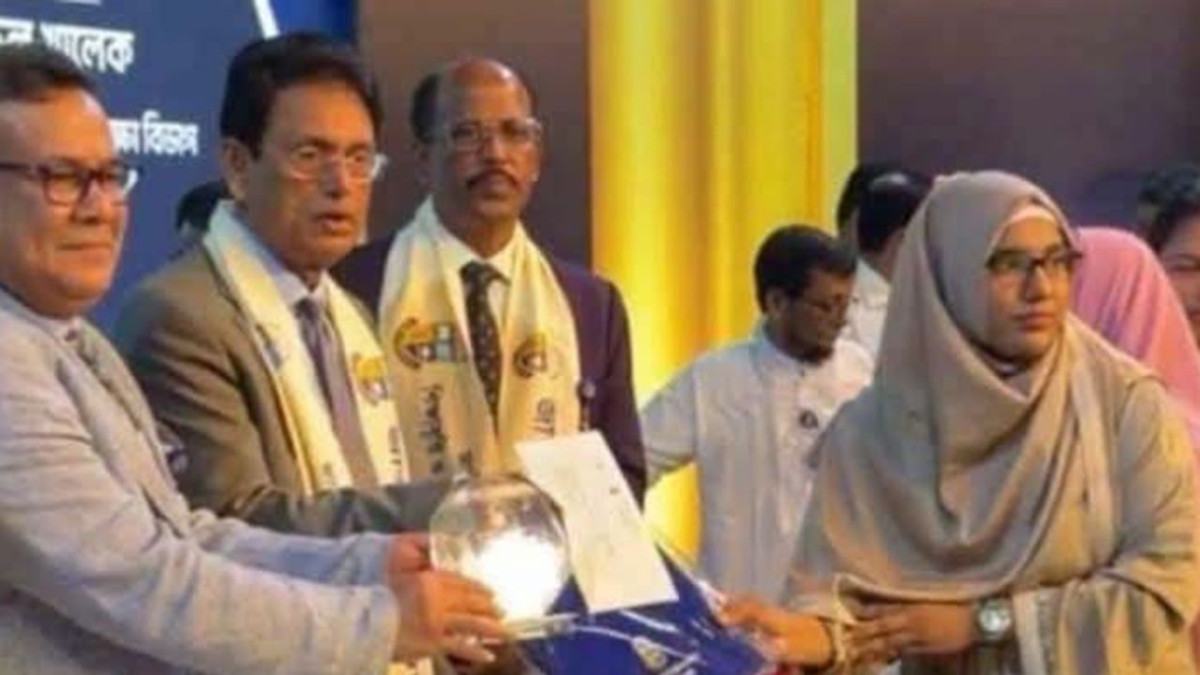 জাবির শিক্ষাবৃত্তি ও ভাইস-চ্যান্সেলর অ্যাওয়ার্ড পেলেন ঝর্না আক্তার