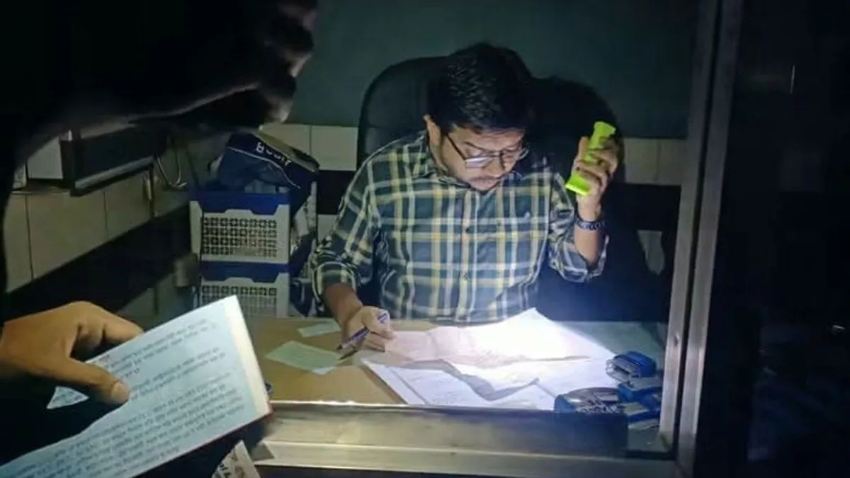 ব্রাহ্মণবাড়িয়া সদর হাসপাতালে টর্চের আলোয় চিকিৎসা