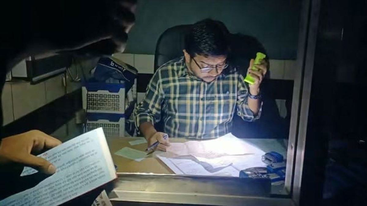 ব্রাহ্মণবাড়িয়া সদর হাসপাতালে টর্চের আলোয় চিকিৎসা