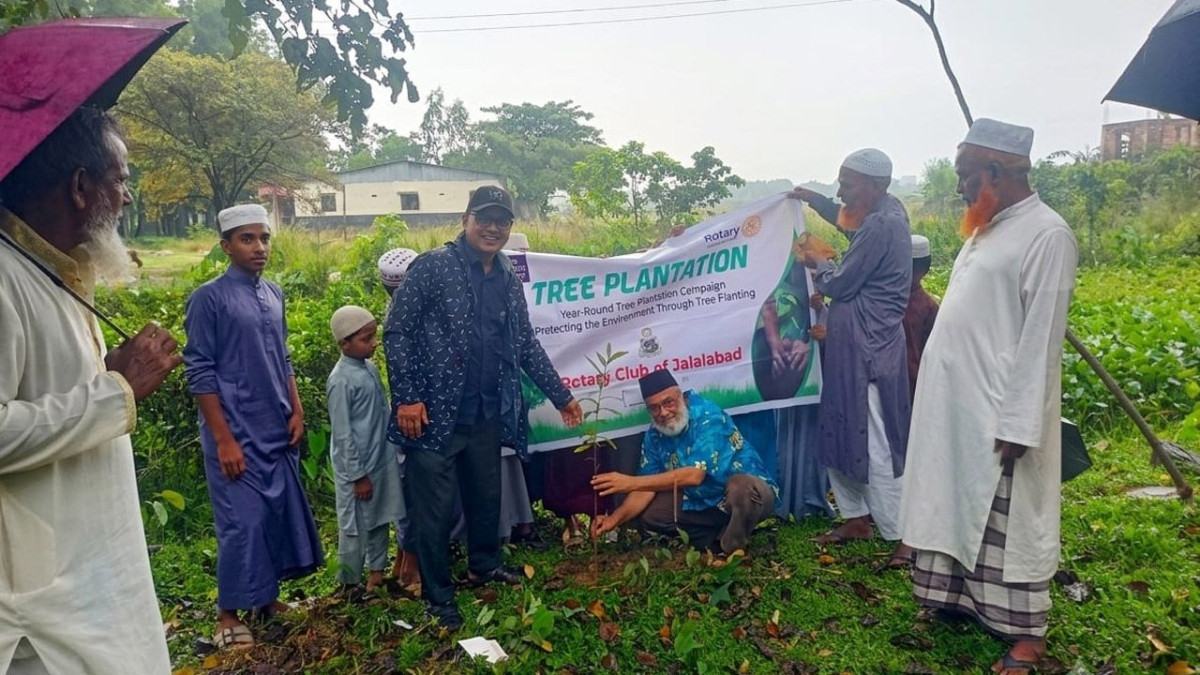 সিলেটের ধনুকান্দি মাদরাসায় জালালাবাদ রোটারি ক্লাবের বৃক্ষরোপণ