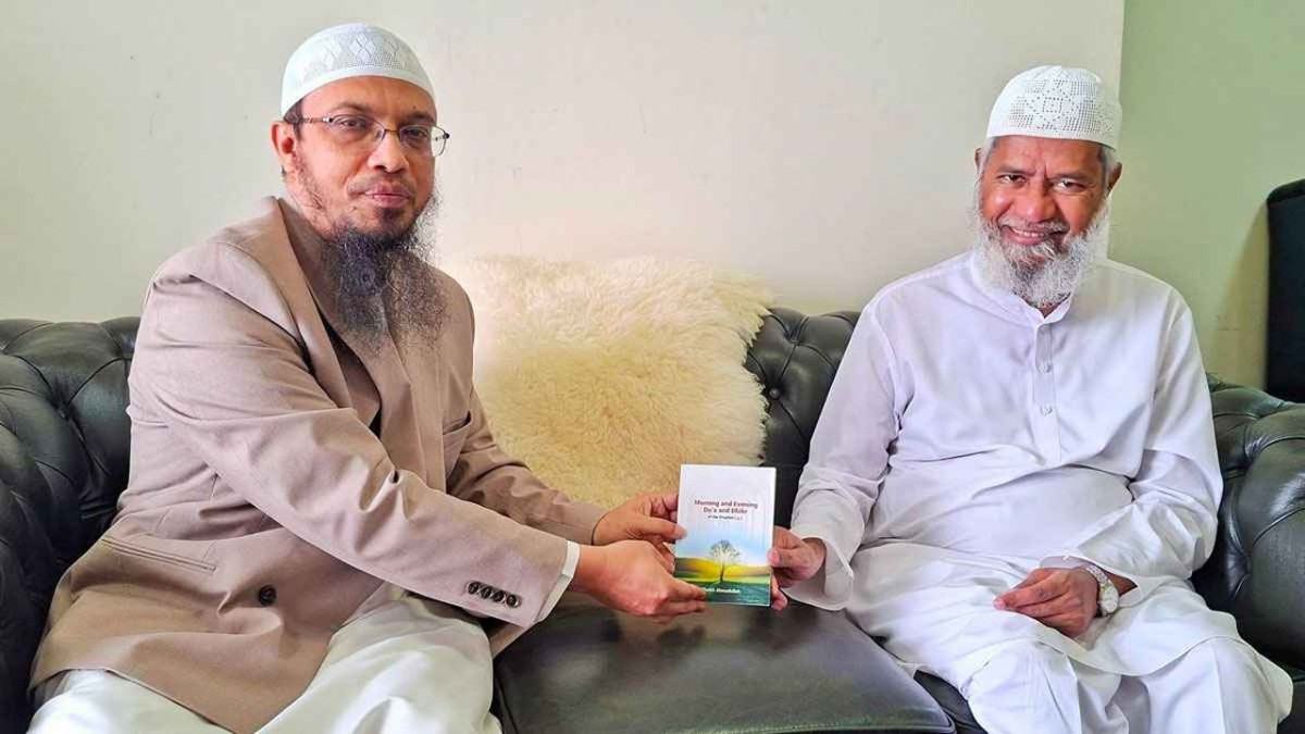জাকির নায়েকের হাতে শায়খ আহমাদুল্লাহর ‘সকাল-সন্ধ্যার দুআ’