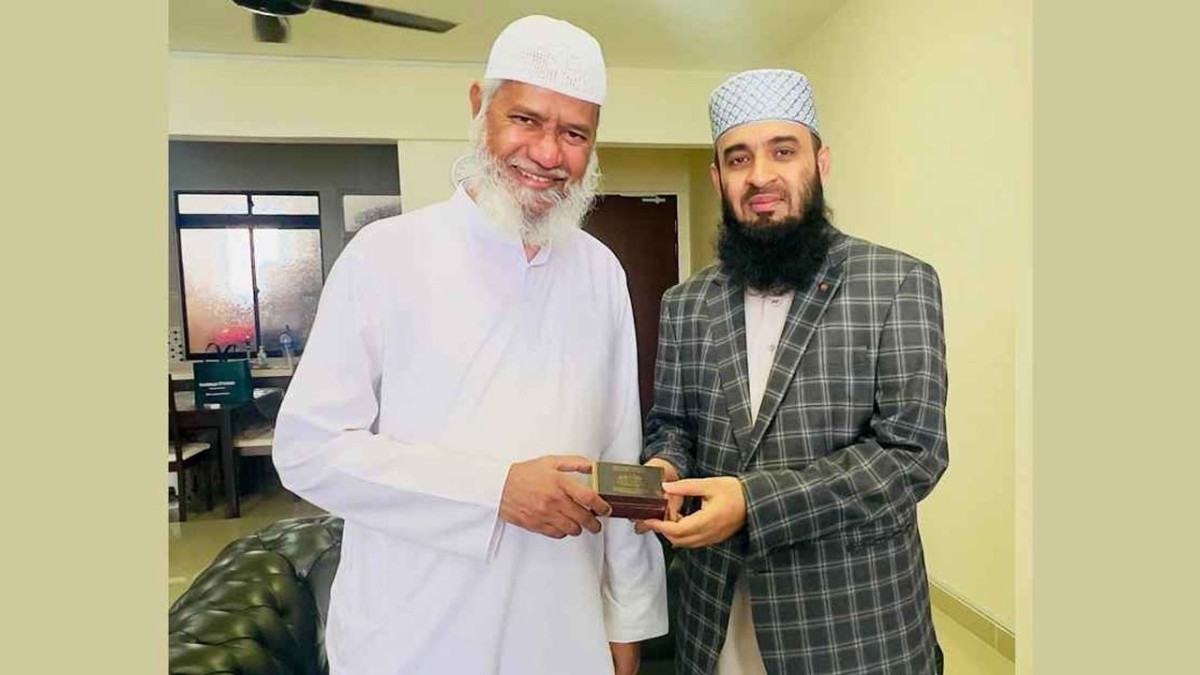 জাকির নায়েক থেকে ‘কিসওয়াতুল কাবা’ উপহার পেলেন মিজানুর রহমান আজহারী