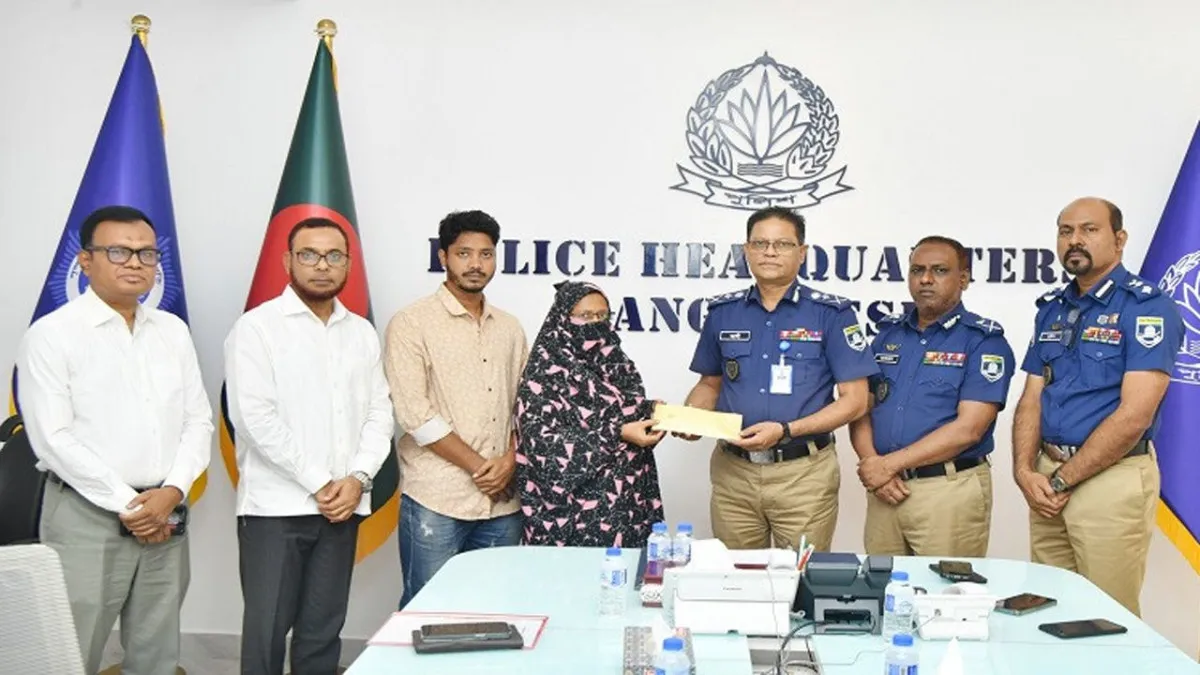 নিহত পুলিশ সদস্য আলতাফের পরিবারকে আর্থিক অনুদান দিলেন আইজিপি