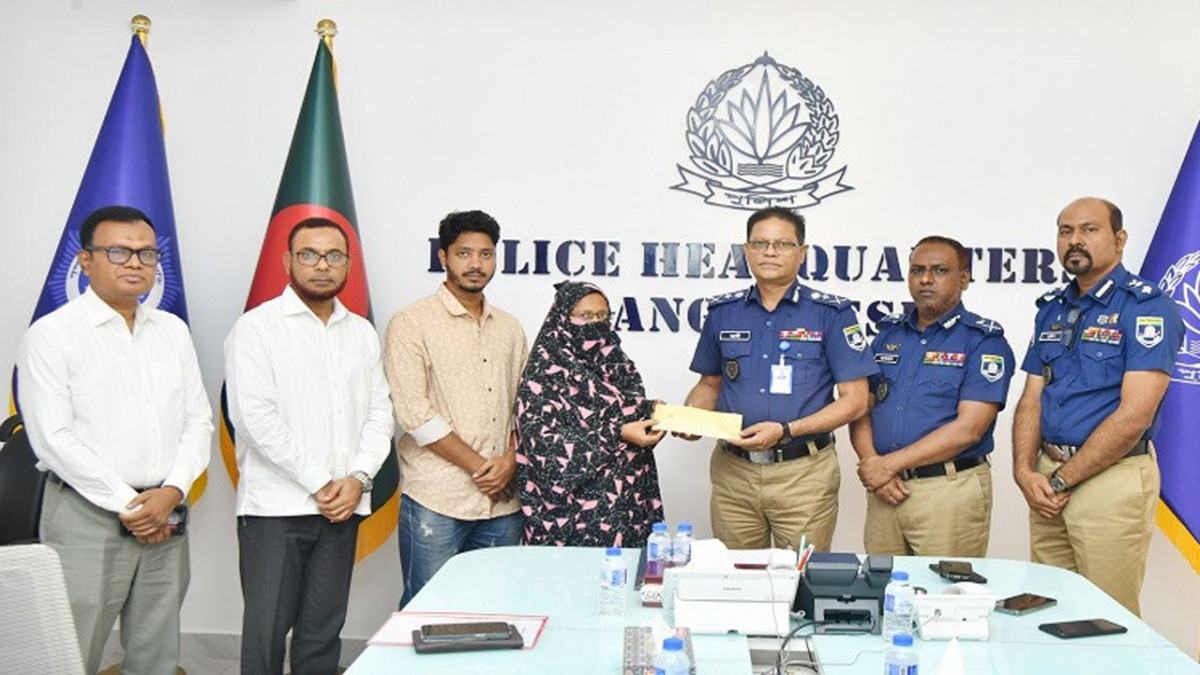 নিহত পুলিশ সদস্য আলতাফের পরিবারকে আর্থিক অনুদান দিলেন আইজিপি