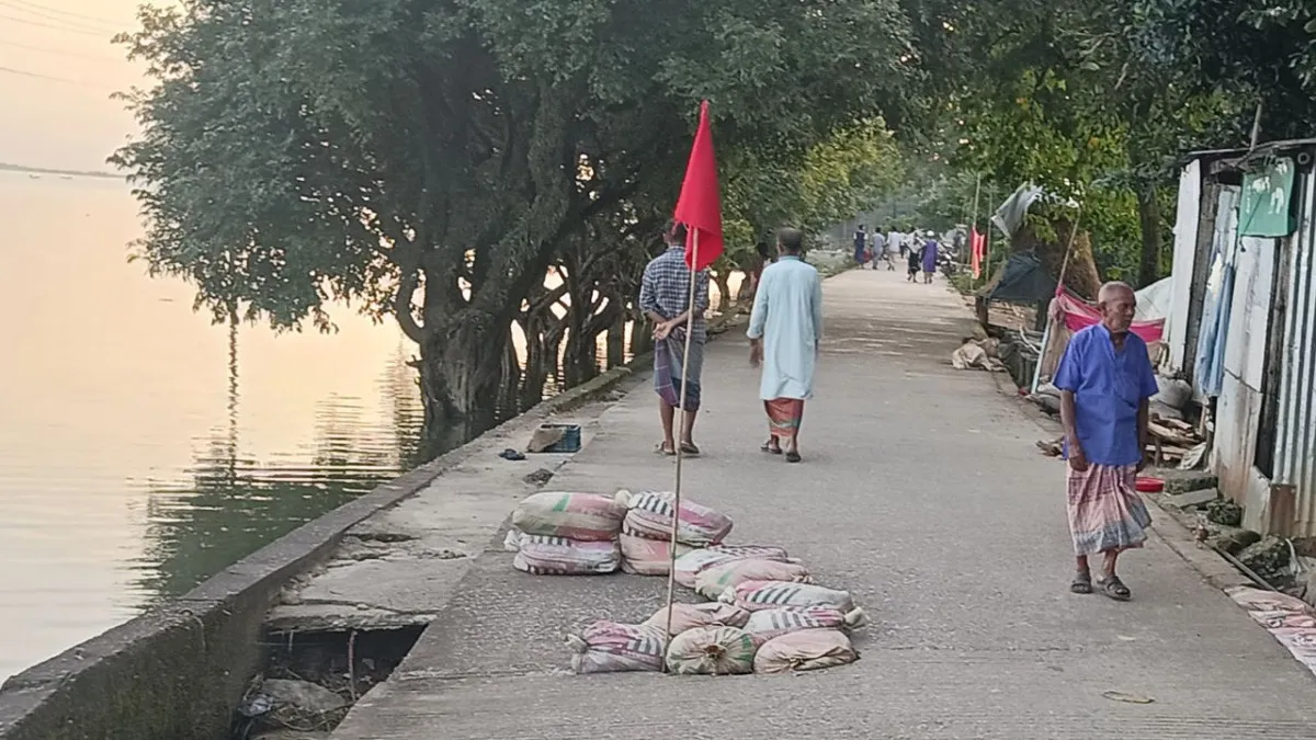 তাহিরপুরে সড়কে লাল পতাকা টাঙিয়ে বিপদ সংকেত