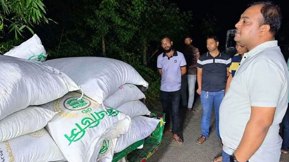 বকশীগঞ্জে পাচারকালে ২৩ বস্তা সার জব্দ