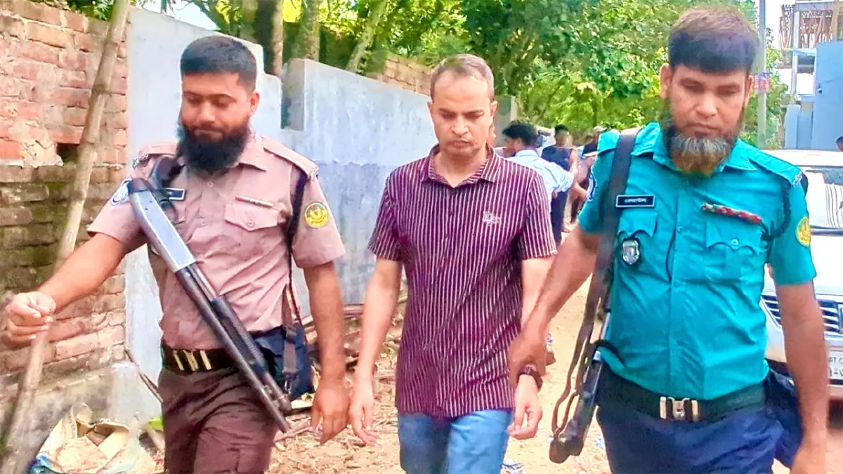 ষষ্ঠ স্ত্রীর ফোন পেয়ে ফ্ল্যাট থেকে নারীসহ সাবেক ওসিকে আটক