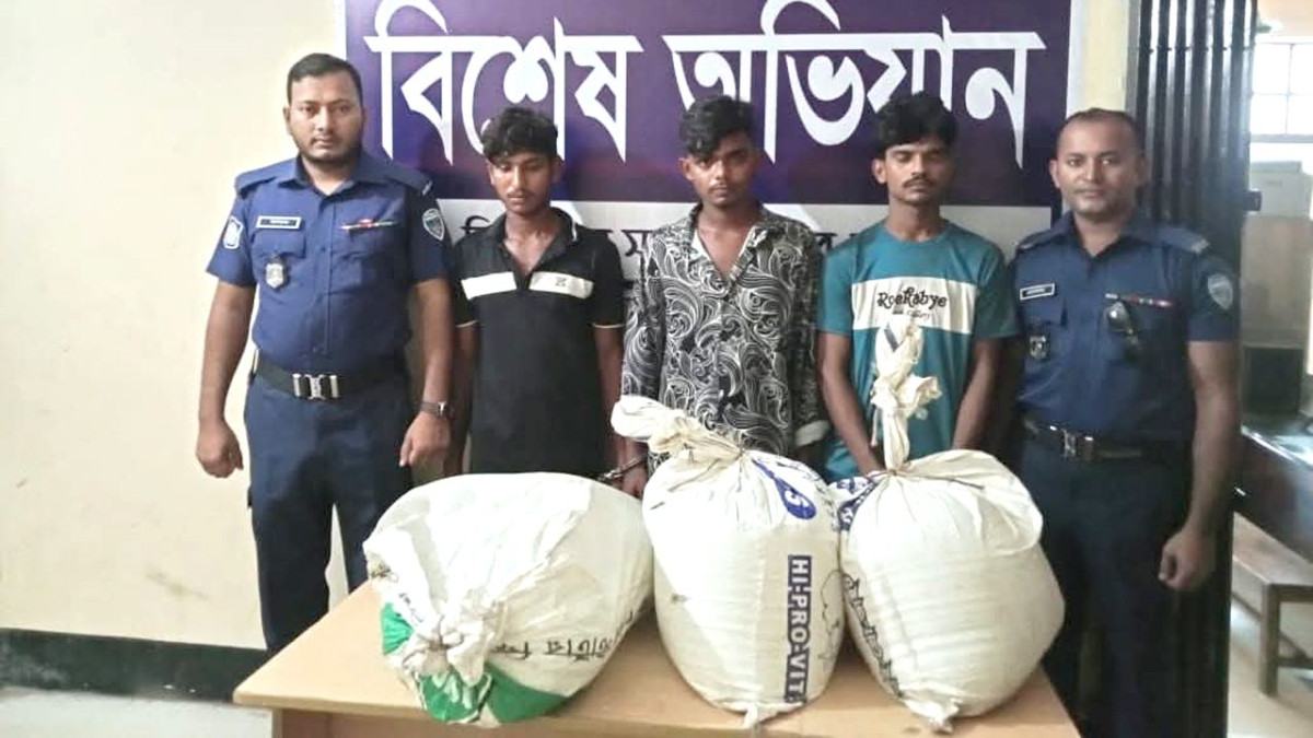 মিরসরাইয়ে ১৪০ লিটার চোলাইমদসহ ৩ মাদককারবারি আটক