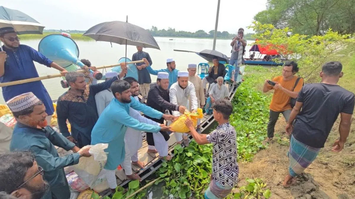 দৌলতপুরে বন্যার্তদের পাশে জামায়াত, ১০ পয়েন্টে ত্রাণ বিতরণ