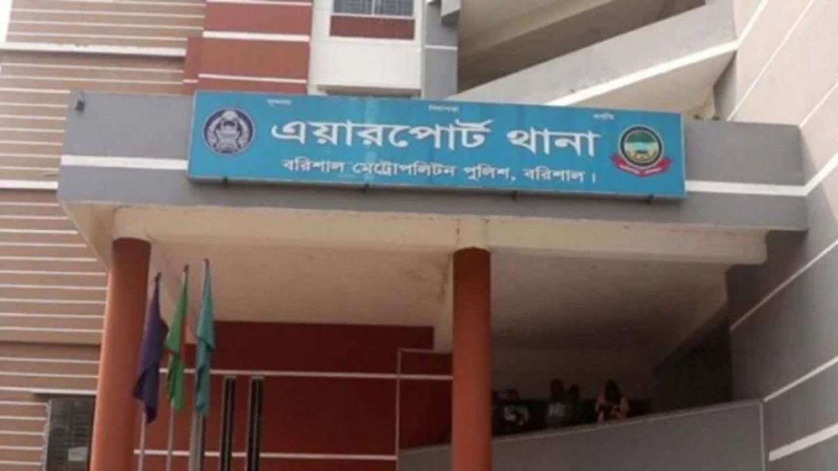 বরিশালে নিয়ন্ত্রণ হারিয়ে বাস পুকুরে, নিহত ১
