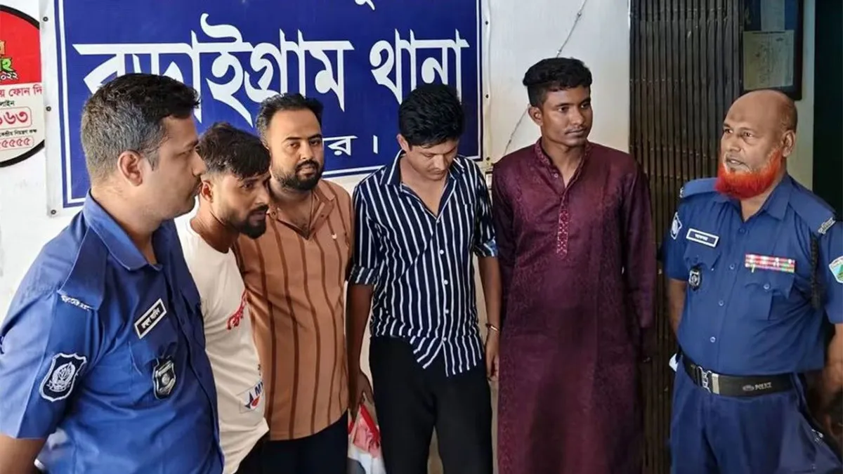 বড়াইগ্রামে চাঁদাবাজির অভিযোগে বিএনপি নেতাসহ গ্রেফতার ৪