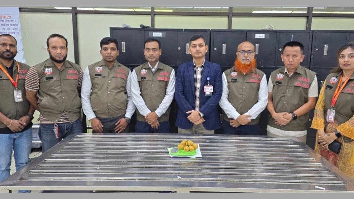 বিমানবন্দরে কমোডের ট্যাংক থেকে ৪.২০৪ কেজি ‘স্বর্ণের পেস্ট’ উদ্ধার