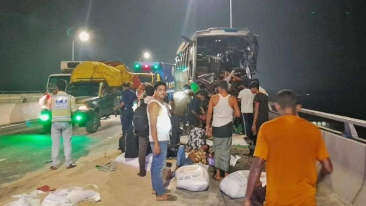 পদ্মা সেতুতে মধ্যরাতে বাস-ট্রাক সংঘর্ষ, আহত ৯