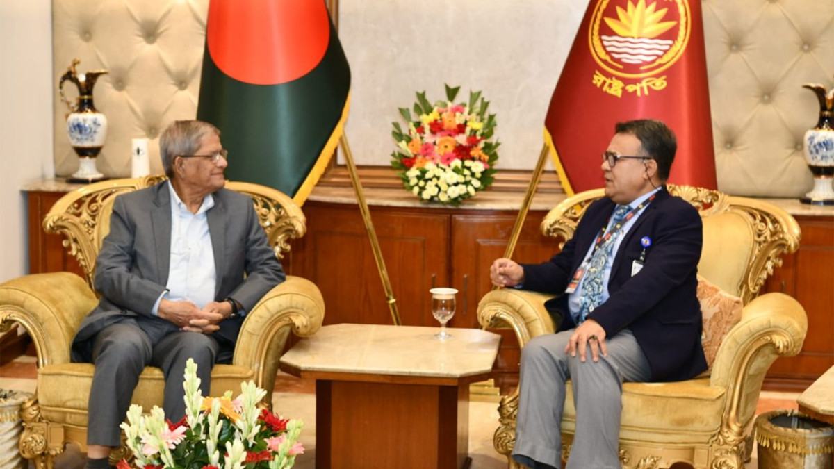 রাষ্ট্রপতির সাথে জাতীয় বিশ্ববিদ্যালয়ের ভিসির সাক্ষাৎ