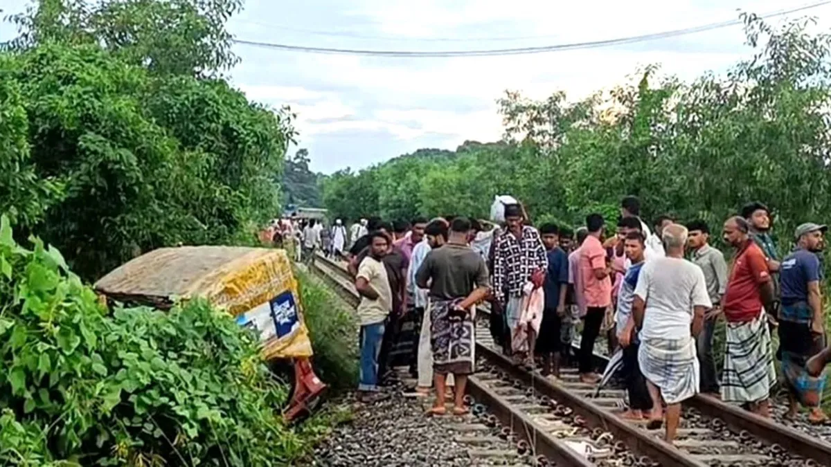 চট্টগ্রামে ট্রেনে কাটা পড়ে অটোরিকশার যাত্রী-চালকের মৃত্যু