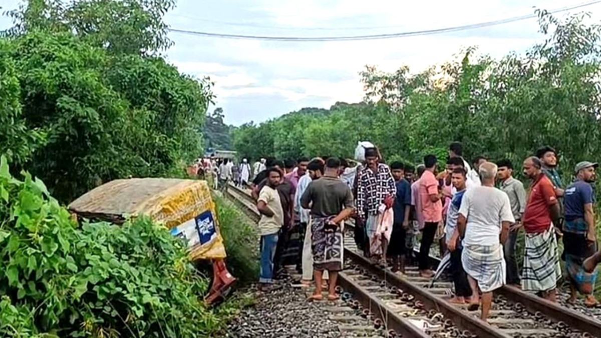 চট্টগ্রামে ট্রেনে কাটা পড়ে অটোরিকশার যাত্রী-চালকের মৃত্যু