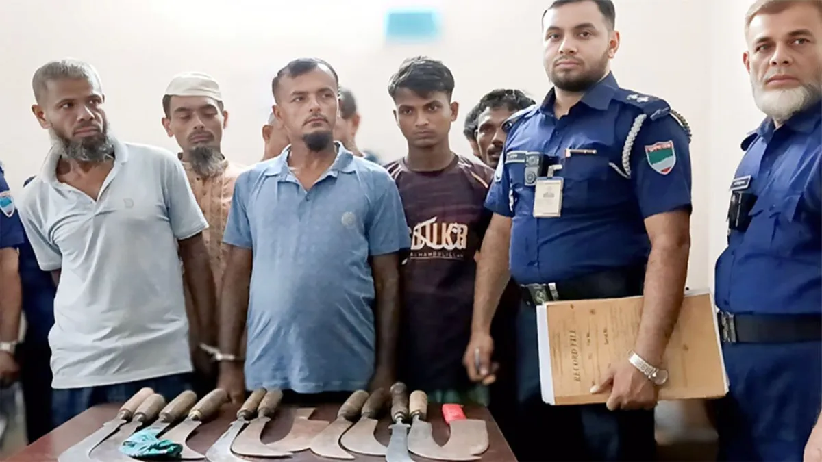 নড়াইলে আদালতে হাজিরা দিতে এসে অস্ত্রসহ গ্রেফতার ১১