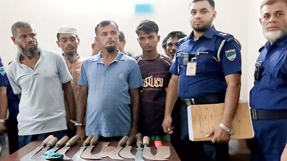 নড়াইলে আদালতে হাজিরা দিতে এসে অস্ত্রসহ গ্রেফতার ১১
