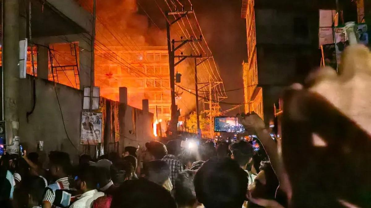 আশুলিয়ায় পোশাক কারখানায় আগুন, আতঙ্কিত বাসিন্দারা