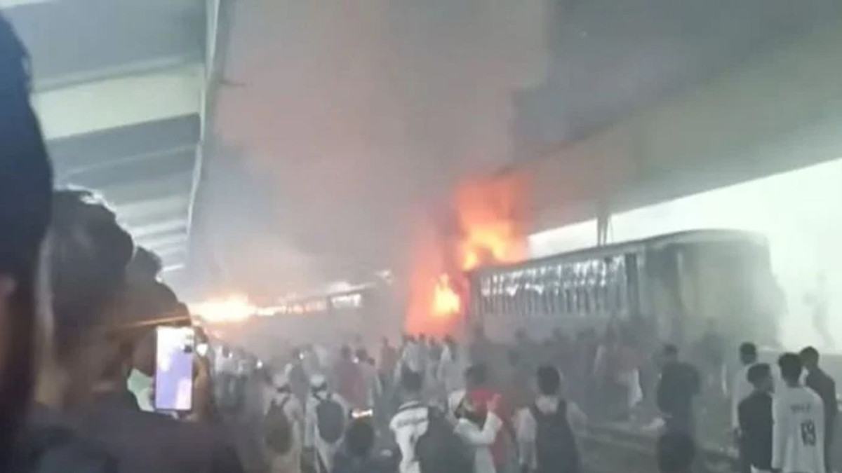 কমলাপুরে দাঁড়িয়ে থাকা হাওর এক্সপ্রেসে আগুন, পুড়ে গেছে বগি