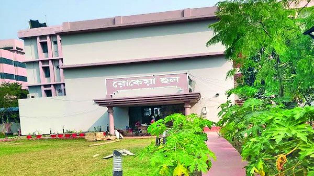 কুয়েটের রোকেয়া হলে তৃতীয় বর্ষেও গণরুমে শিক্ষার্থীরা পড়াশোনায় সঙ্কট
