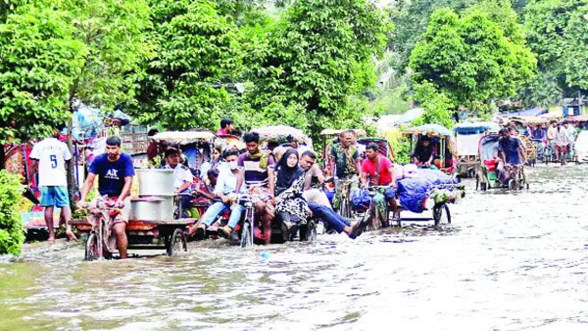 দুর্ভোগের শিকার নগরবাসী ভারী বৃষ্টিতে ডুবল ঢাকা