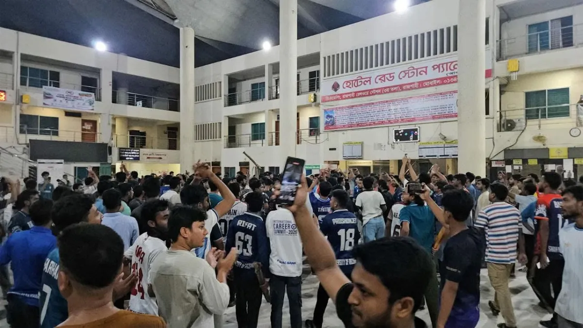 রাবি শিক্ষার্থীকে মারধর : রাজশাহী রেলওয়ে স্টেশন ঘেরাও