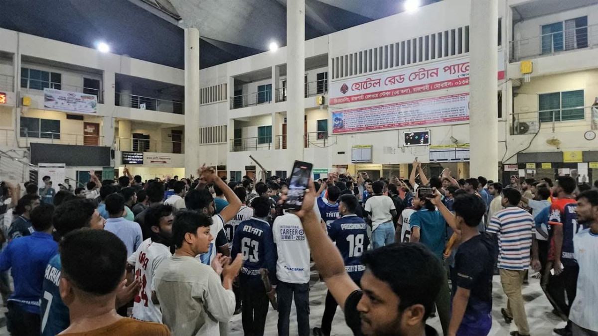 রাবি শিক্ষার্থীকে মারধর : রাজশাহী রেলওয়ে স্টেশন ঘেরাও
