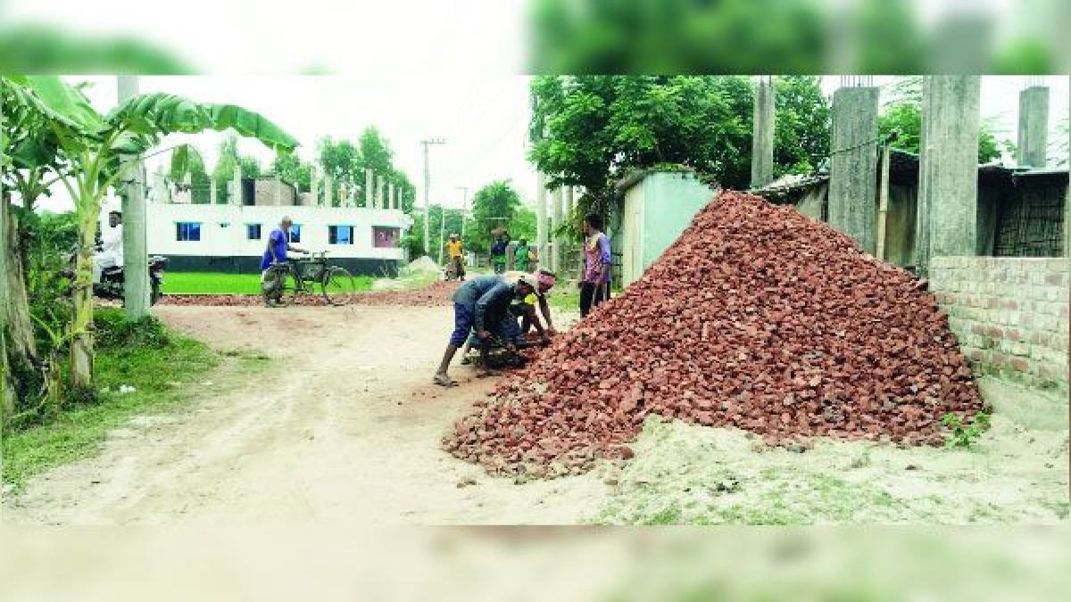 সৈয়দপুরে নিম্নমানের ইট দিয়ে সড়ক সংস্কারের অভিযোগ