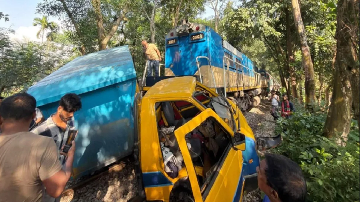 পটিয়ায় কাভার্ডভ্যানের সাথে ট্রেনের সংঘর্ষ, বগি লাইনচ্যুত: উদ্ধার কাজ চলছে