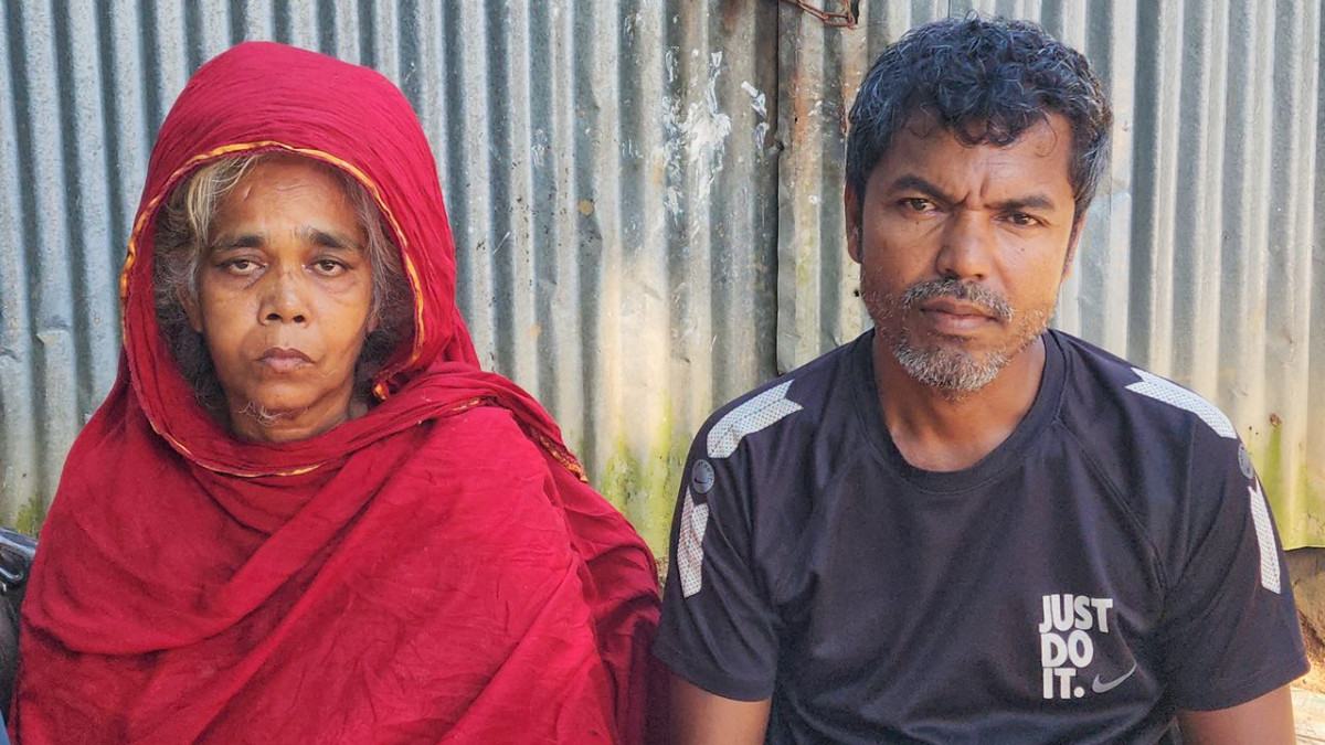 মাকে ১৭ বছর পর খুঁজে পেয়ে ছেলের চোখে আনন্দাশ্রু