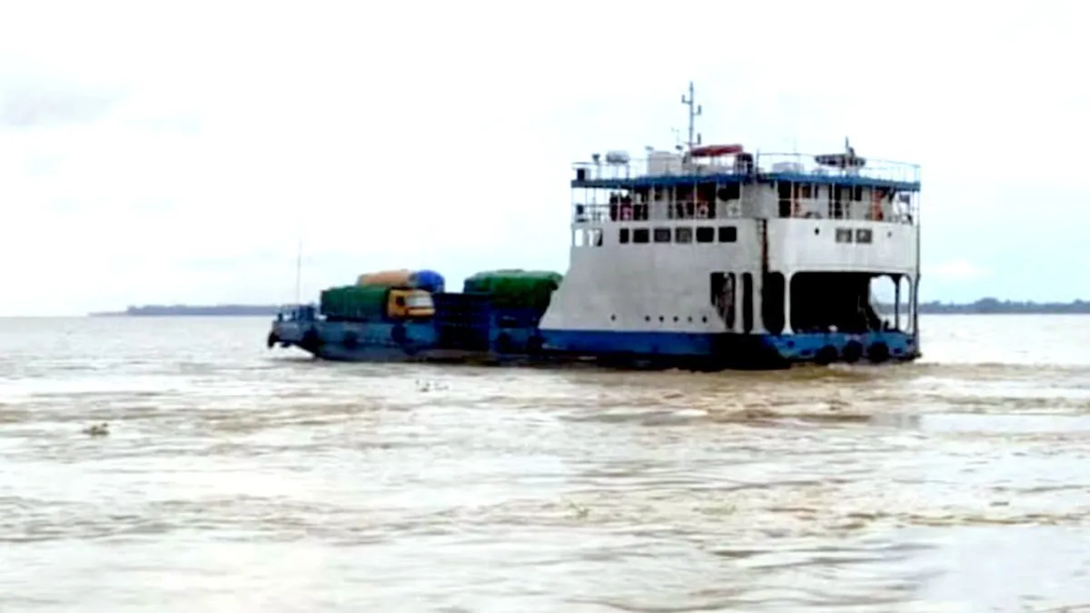 ১৬ দিন পর ধাওয়াপাড়া-নাজিরগঞ্জ নৌরুটে ফেরি চালাচল স্বাভাবিক