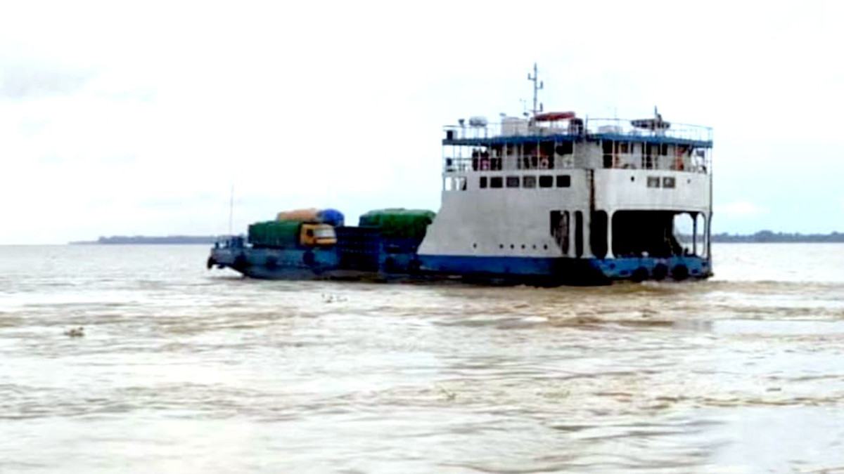 ১৬ দিন পর ধাওয়াপাড়া-নাজিরগঞ্জ নৌরুটে ফেরি চালাচল স্বাভাবিক