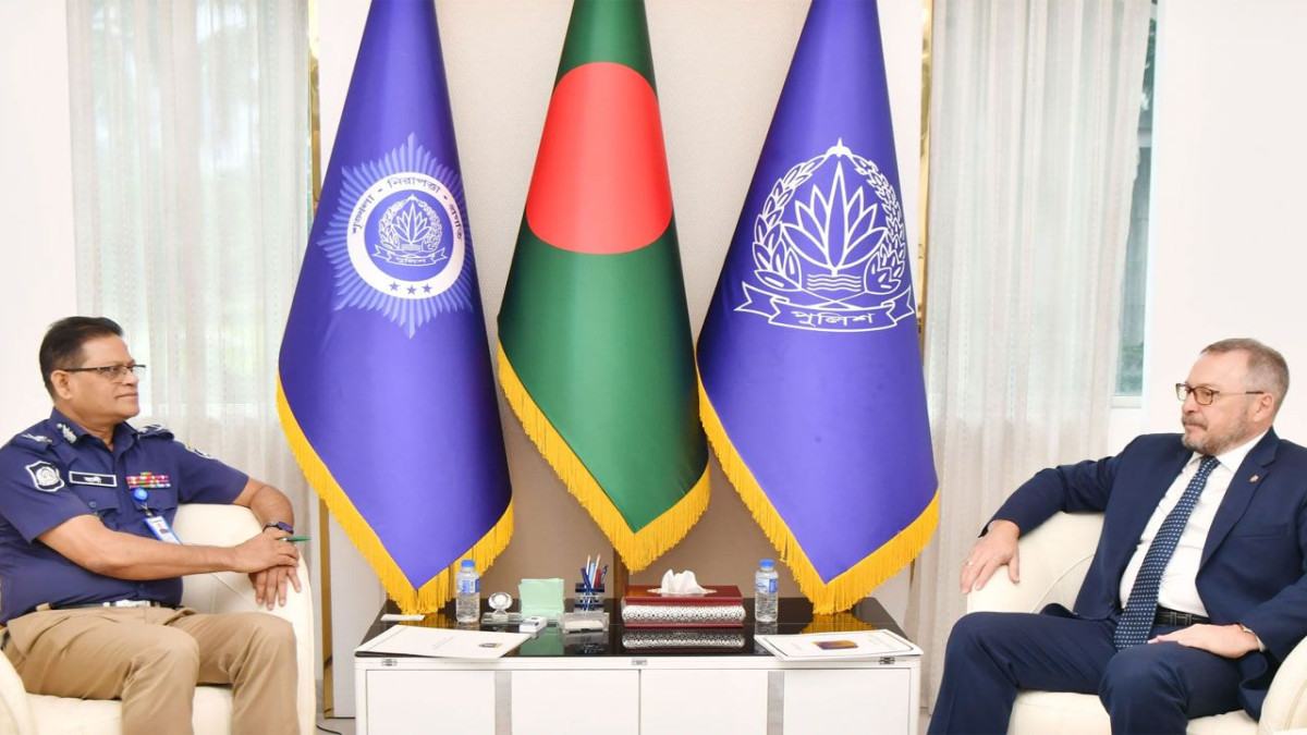 বাংলাদেশ পুলিশের সক্ষমতা বৃদ্ধিতে সহযোগিতা করতে চায় রাশিয়া
