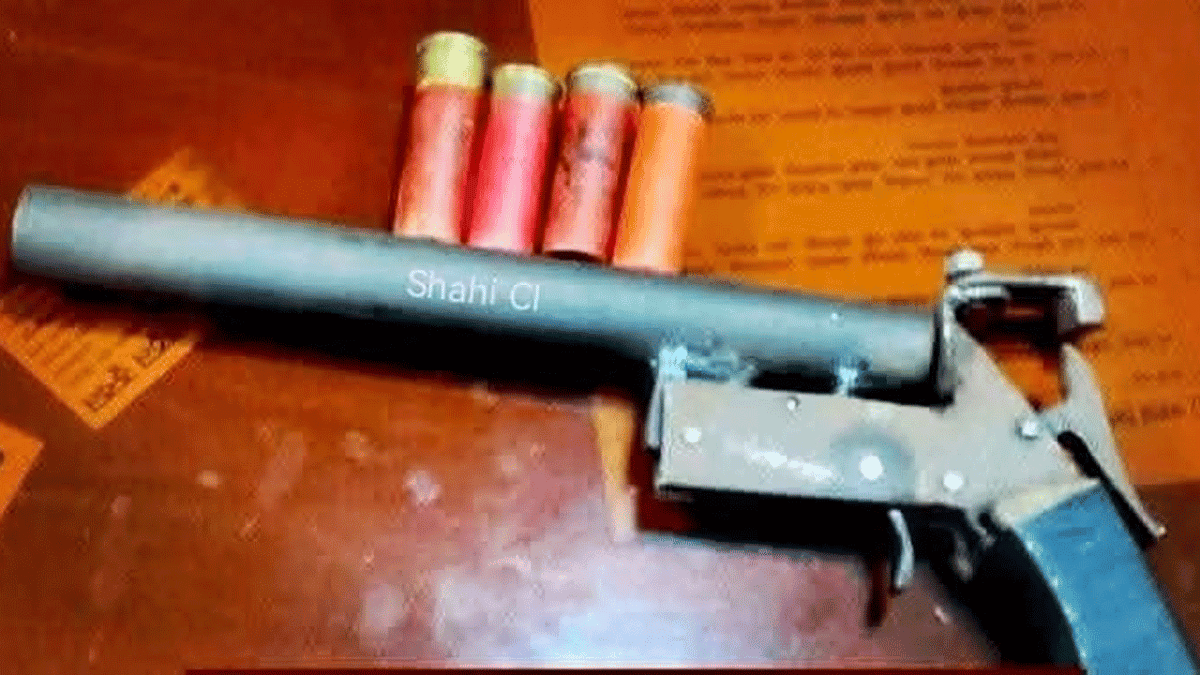 দিনাজপুর চেকপোস্টে ওয়ান শুটার ও তাজা কার্তুজসহ আটক ২